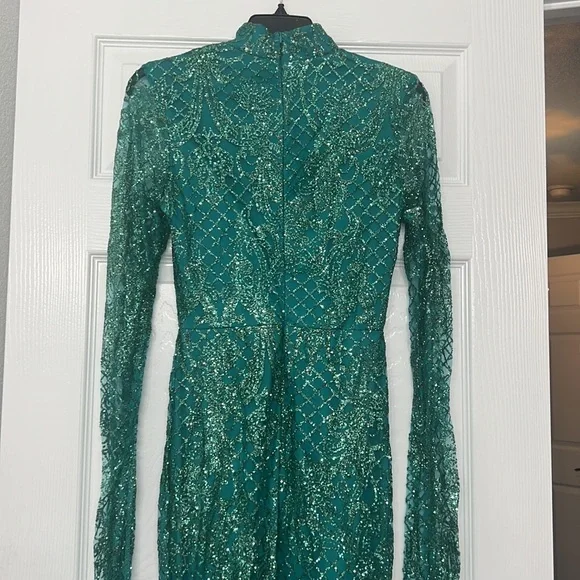 MAKE AN OFFER!! Elegant Emerald Green Mermaid Fit Dress - Picture 8 of 10